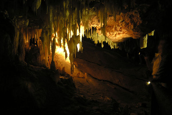 800px-Stalactite_in_Kelly_Hill