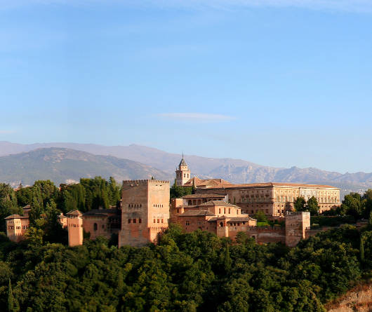 Alhambra_y_Sierra_Nevada_de_fondo
