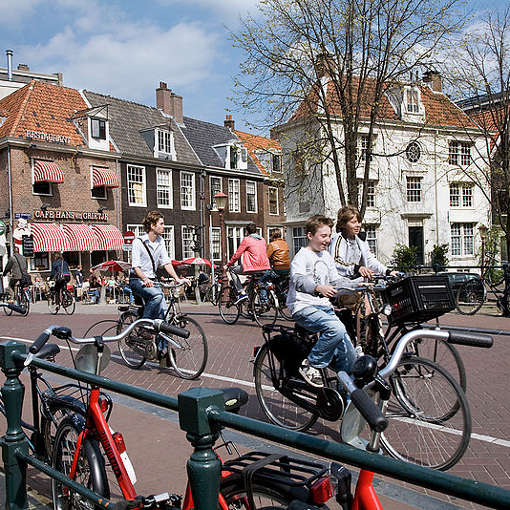 Bicicletas en el canal, Ámsterdam, Países Bajos. Foto: Jorge Royan (Wikimedia Commons)