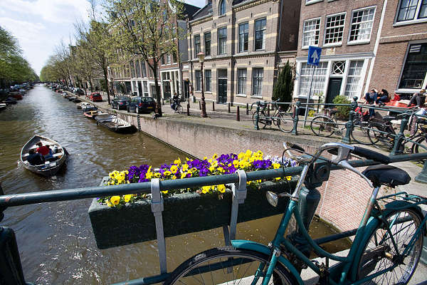 Gracht, canales de Ámsterdam, bicis y barcos